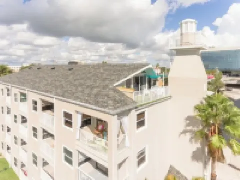 Luxury 2 story condo with 2 bedrooms and 2 balconies in tranquil Melbourne