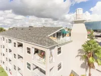 Luxury 2 story condo with 2 bedrooms and 2 balconies in tranquil Melbourne