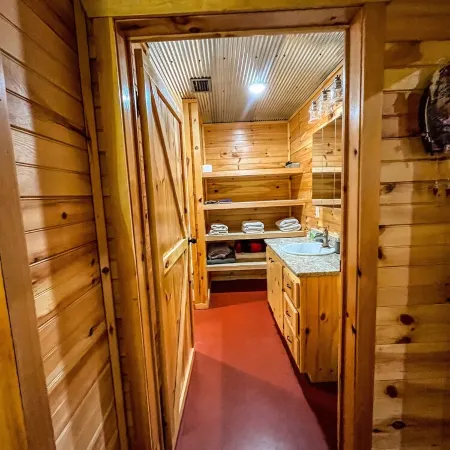 New Cabin just minutes from Sylamore Creek and close to town!