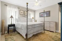 Waterfront! Dock available for rent at rear, kayaks and paddle board included! Hotels in Homosassa