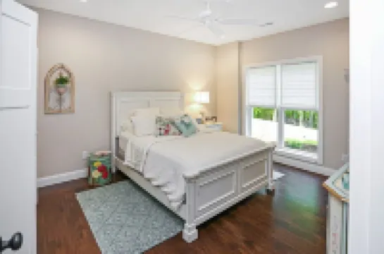 4 Bedrooms/Community Boat Docks/Nice Yard/Short walk to the Lake Hotels in 