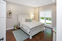 4 Bedrooms/Community Boat Docks/Nice Yard/Short walk to the Lake