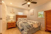 The Dancing Rooster: 2 Blocks from Duval in Old Town.