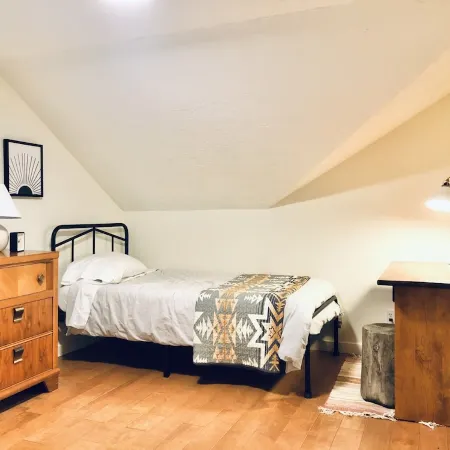 Mid century riverfront cabin. Hot tub, Pet friendly, Riverview