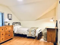 Mid century riverfront cabin. Hot tub, Pet friendly, Riverview