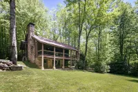 Luxury Waterfall Lodge & Guest House with Firepit, Hiking Trails, WiFi, Creek