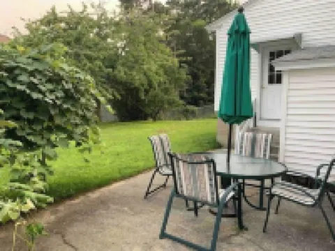 Balcony, Fully Fenced Yard, Sleep 4, Walk to Downtown Hotels in 