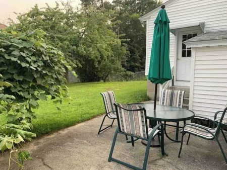Balcony, Fully Fenced Yard, Sleep 4, Walk to Downtown