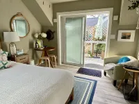 Oceanview Penthouse, Stylish & Walking to Beach