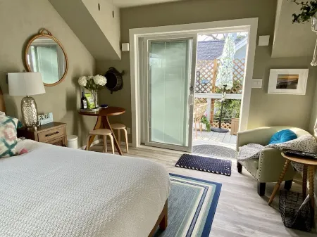 Oceanview Penthouse, Stylish & Walking to Beach Отели рядом с достопримечательностью «Pillar Point Harbor»