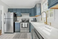 HEART OF DOWNTOWN (Riverwalk, River View, Walk to Shopping, Dining, and Spirits)