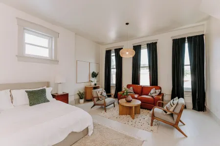East Main Lofts - Boho 203 Отели в г. Мэдисон
