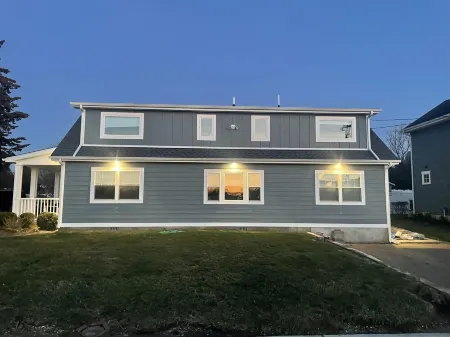 Cozy newly Renovated Beach House walking distance to beach and restaurants.