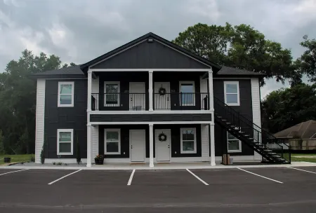 Cozy Apartment in Lake City, only minutes from the baseball fields and food!