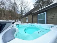 NEW Quaint 2 bedroom near Newfound lake, hiking, skiing, hot tub & star gazing!