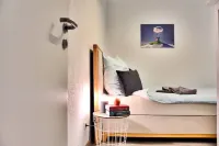 Beautiful, modern apartment by the lake, relax, let go & unwind Hotels near Schloss Kirchberg