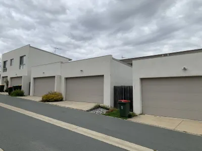 Modern 4 bedroom Townhouse @Ford with Free Parking and Brilliant Location Hotel a 