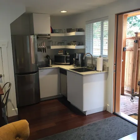 Private cottage with beautiful view, dedicated parking Отели рядом с достопримечательностью «Алки Пойнт Лайтхаус»