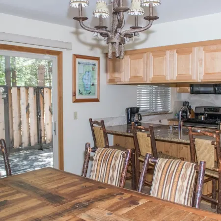 Gorgeous Tahoe Condo- Pools Tennis, Pickleball , Walk to the Beach!