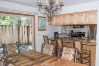 Gorgeous Tahoe Condo/Pools/Hot Tub/Tennis/ 1/2 Mile to Beach!