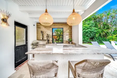 Heated Pool! Private Home+Bikes & Fire Pit! Отели рядом со станцией Delray Beach Tri Rail Station