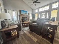 Cozy 3-bedroom beach front cabin quiet, cozy, getaway. Hotels in Stephens County