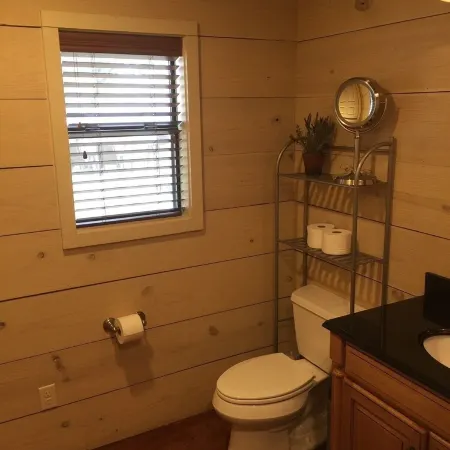 Private cabin on 10 acre lake, 4.5 miles from Boerne