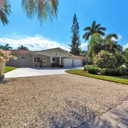 Large 4/3House - 7MIN WALK 2 BEACH!-Tiki, Heated Pool & Bikes Included