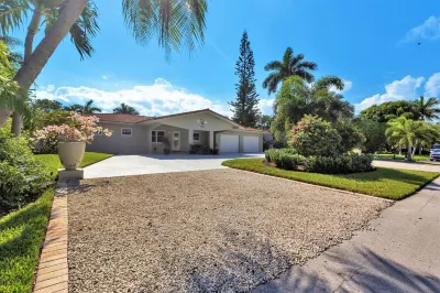 Large 4/3House - 7MIN WALK 2 BEACH!-Tiki, Heated Pool & Bikes Included Hotels in der Nähe von SE 15th St Park