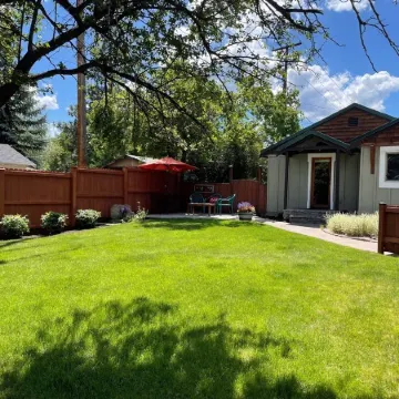 Westside Cottage │Fenced Yards │Hot Tub │One Block to Galveston │Guest Favorite