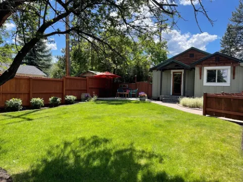 Westside Cottage │Fenced Yards │Hot Tub │One Block to Galveston │Guest Favorite