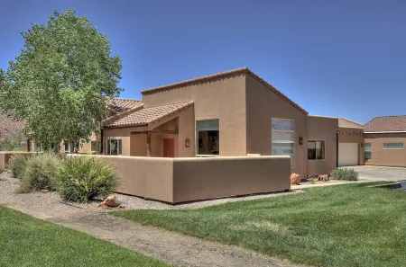 Quiet & Spacious Rim Village Townhome, Views, 2 King Beds, Community Pool/Spa