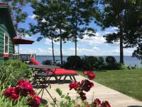 Cozy Cabin with 165 Ft Beach and Wood-Fired Hot Tub! Center of Flx Wine Country!