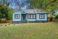 4 BR Atl Bungalow 10 Mins from Airport Hôtels à proximité de : Porsche Experience Center Atlanta