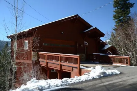 Luxury in prime location. Hot tub, games room with pool table. 4th night free. Отели рядом с достопримечательностью «California Historical Landmark 780-6: Transcontinental Railroad in Truckee»