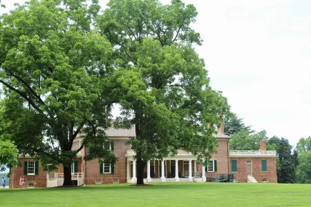 Spacious Modern farmhouse near CHO airport, weddings, wineries, national park!