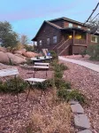 4 bedroom peaceful cabin with breathtaking views, walk to lake.