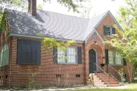 Lovely Historic District Retreat Coca-Cola Space Science Center附近的飯店