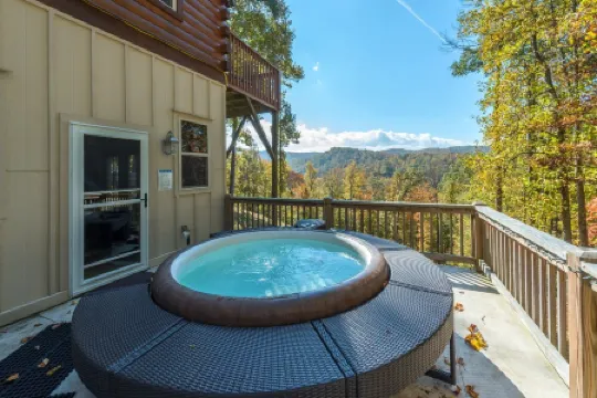 Swiss Pine Lodge, Hot Tub+Fire-Pit, Grill, Mtn View, Game Room, Scenic Vistas!