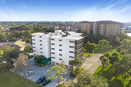 3 Bedroom Penthouse with Stunning Sunset Views of Blackburn Bay! Hotels in Osprey