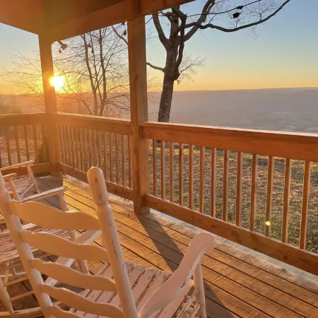 The Overlook Cabin: Breath-taking Views & King Bed