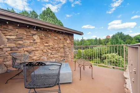 Luxury Home Cathedral Rock Views, Large Property with a Stream/ Lush Fruit Trees