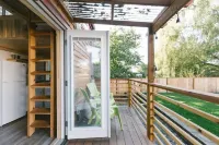 Modern Urban Tiny House w/ 2BR near Airport and Transportation-Private Setting