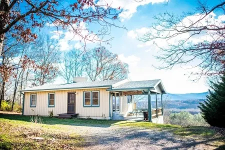 3-bedroom cabin with BEAUTIFUL views - 28 minutes from Shenandoah National Park