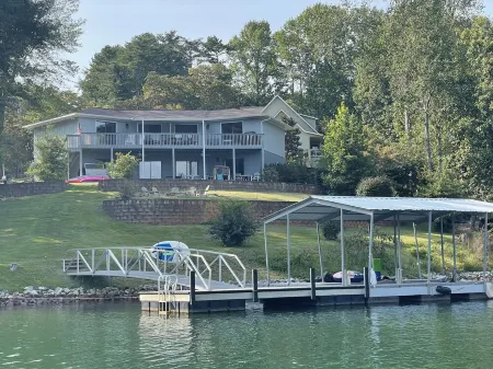 Beautiful Home on Lake Keowee- Deep Water Dock- 4bd/4ba -Close to Clemson Отели рядом с достопримечательностью «Парк округа Юг Ков»