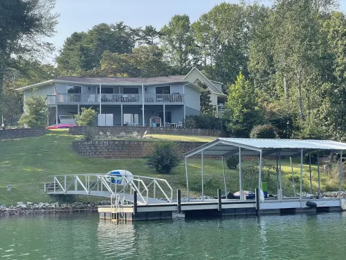 Beautiful Home on Lake Keowee- Deep Water Dock- 4bd/4ba -Close to Clemson