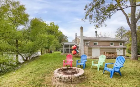 Waterfront Cottage with Hot Tub, & Fire Pit. Pet Friendly.