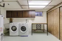 Massive House 10 Minutes from Downtow, King Beds, Hot Tub, Pool Table, 70in TVs!