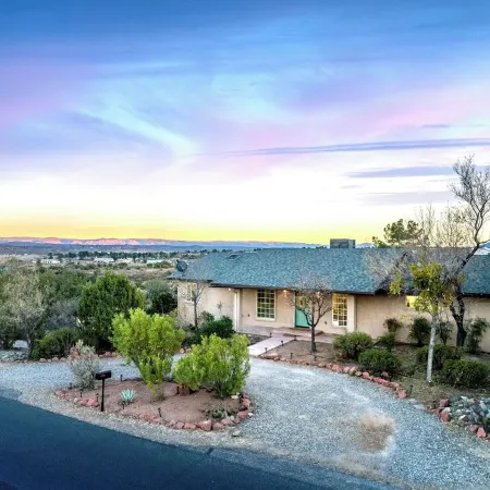 Stylish & Spacious Boho - King Bed Galore, Hot Tub, Arcade, Ping Pong, Rec Room