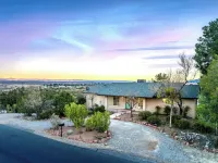 Stylish & Spacious Boho - King Bed Galore, Hot Tub, Arcade, Ping Pong, Rec Room